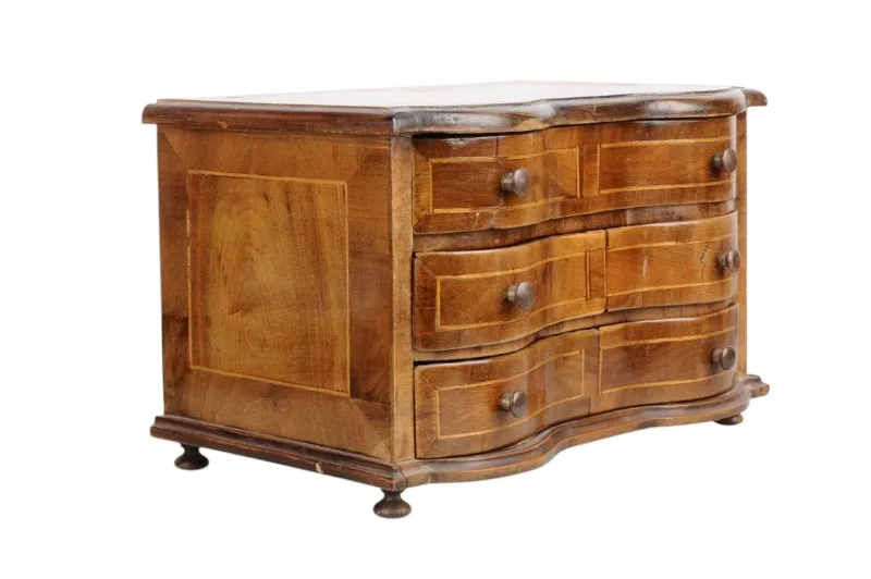 Barock Miniaturkommode mit geschwungener Front 2 Barock Miniaturkommode mit geschwungener Front – Bild 2