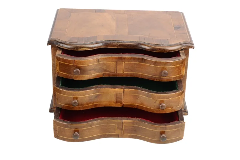 Barock Miniaturkommode mit geschwungener Front 4 Barock Miniaturkommode mit geschwungener Front – Bild 4