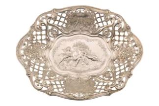 Deutsche florale Silberschale mit Szene spielender Engel