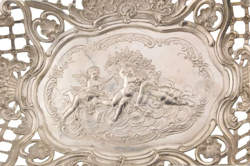 Deutsche florale Silberschale mit Szene spielender Engel 2 Deutsche florale Silberschale mit Szene spielender Engel – Bild 2