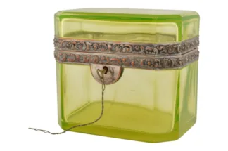 Uranglas Schatulle mit floraler Metallfassung