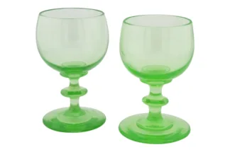 Zwei alte Uranglas Weingläser