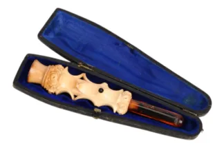 Kunstvoll geschnitzter Zigarettenspitz aus Meerschaum und Bernstein