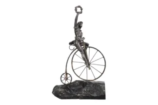 Vintage Figur Hochradfahrer in Siegeshaltung auf Steinsockel