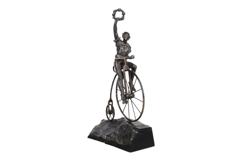 Vintage Figur Hochradfahrer in Siegeshaltung auf Steinsockel 2 Vintage Figur Hochradfahrer in Siegeshaltung auf Steinsockel – Bild 2