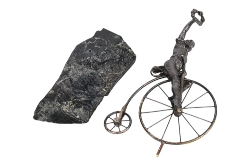 Vintage Figur Hochradfahrer in Siegeshaltung auf Steinsockel 3 Vintage Figur Hochradfahrer in Siegeshaltung auf Steinsockel – Bild 3