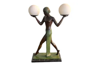 Art Deco Bronzelampe Dame mit zwei Sphären