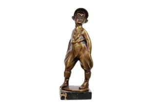 Bronzefigur Carl Nacke kleiner Junge mit Kappe