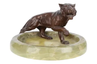 Bronze Art Deco Tiger in grüner Steinschale