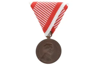 Bronzene Tapferkeitsmedaille österreichischen K.u.K. Monarchie. Ab 1848 war Franz Josef der Throninhaber, nach seinem Ableben 1916 übernahm Karl den Thron. Er war dann bis zum Ende des 1. Weltkrieges 1918 Kaiser von Österreich und Ungarn. Bronzene Tapferkeitsmedaille 2. Klasse Kaiser Karl