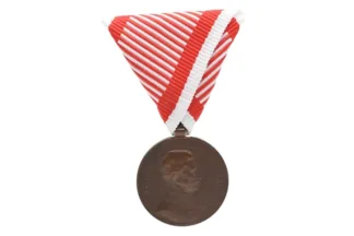 Bronzene Tapferkeitsmedaille österreichischen K.u.K. Monarchie. Ab 1848 war Franz Josef der Throninhaber, nach seinem Ableben 1916 übernahm Karl den Thron. Er war dann bis zum Ende des 1. Weltkrieges 1918 Kaiser von Österreich und Ungarn. Bronzene Tapferkeitsmedaille 2. Klasse Kaiser Karl