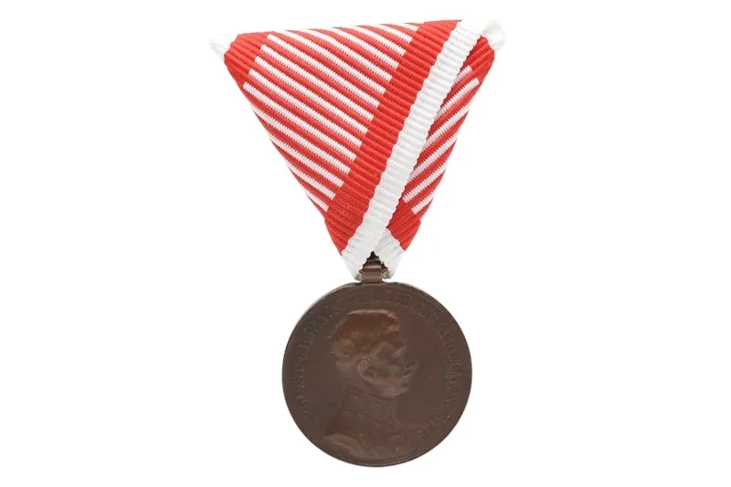 Bronzene Tapferkeitsmedaille Kaiser Karl 1 Bronzene Tapferkeitsmedaille österreichischen K.u.K. Monarchie. Ab 1848 war Franz Josef der Throninhaber, nach seinem Ableben 1916 übernahm Karl den Thron. Er war dann bis zum Ende des 1. Weltkrieges 1918 Kaiser von Österreich und Ungarn. Bronzene Tapferkeitsmedaille 2. Klasse Kaiser Karl