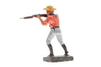 Massefigur Cowboy mit Gewehr stehend schiessendPistole