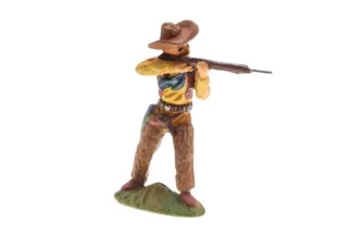 Massefigur Cowboy mit Gewehr stehend schiessend