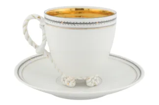 Historistische Porzellan Kaffeetasse mit Untertasse in Seil und Knoten Design und Goldenen Details