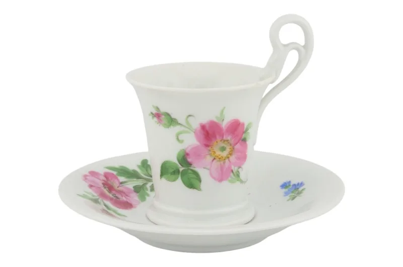 Schwanenhenkel Mokkatasse im Motiv Wilde Rose von Meissen in I. Wahl mit Untertasse 1 Schwanenhenkel Mokkatasse im Motiv Wilde Rose von Meissen in I. Wahl mit Untertasse