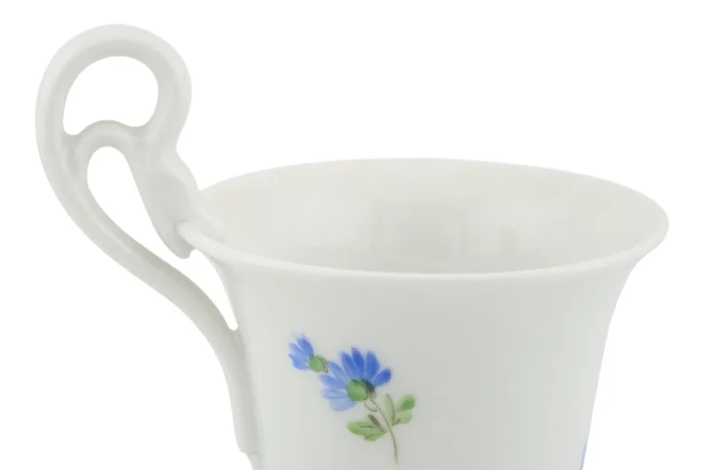Schwanenhenkel Mokkatasse im Motiv Wilde Rose von Meissen in I. Wahl mit Untertasse 4 Schwanenhenkel Mokkatasse im Motiv Wilde Rose von Meissen in I. Wahl mit Untertasse – Bild 4