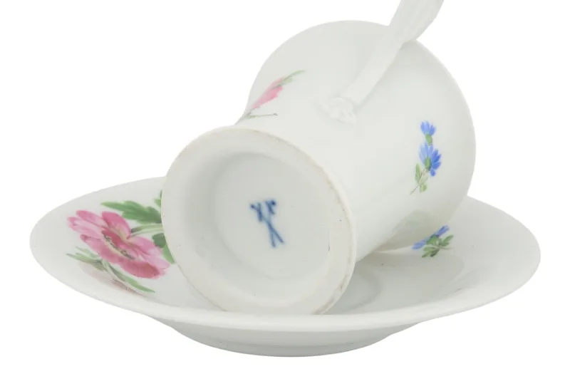 Schwanenhenkel Mokkatasse im Motiv Wilde Rose von Meissen in I. Wahl mit Untertasse 8 Schwanenhenkel Mokkatasse im Motiv Wilde Rose von Meissen in I. Wahl mit Untertasse – Bild 8