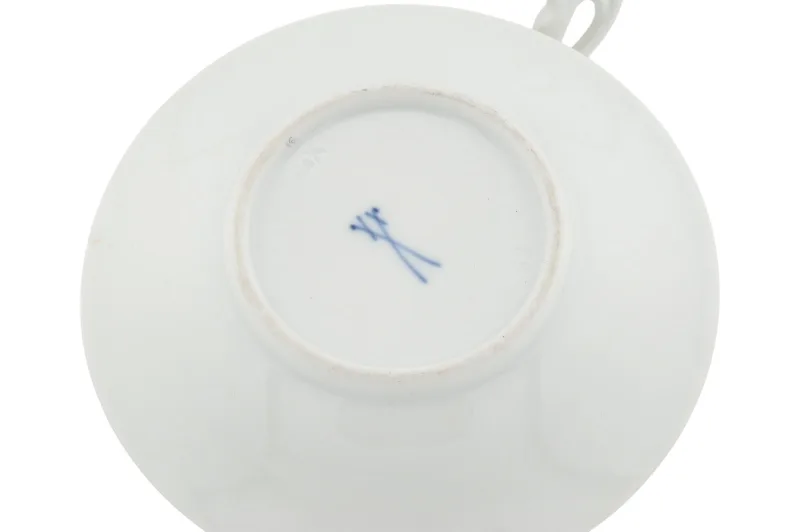 Schwanenhenkel Mokkatasse im Motiv Wilde Rose von Meissen in I. Wahl mit Untertasse 9 Schwanenhenkel Mokkatasse im Motiv Wilde Rose von Meissen in I. Wahl mit Untertasse – Bild 9