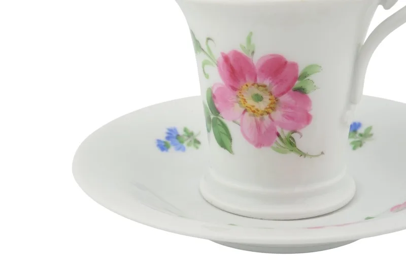 Schwanenhenkel Mokkatasse im Motiv Wilde Rose von Meissen in I. Wahl mit Untertasse 3 Schwanenhenkel Mokkatasse im Motiv Wilde Rose von Meissen in I. Wahl mit Untertasse – Bild 3