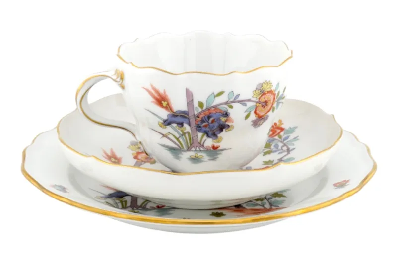 Dreiteiliges Meissen Porzellan Kaffeegedeck in Kakiemon Motiv 1 Dreiteiliges Meissen Porzellan Kaffeegedeck in Kakiemon Motiv