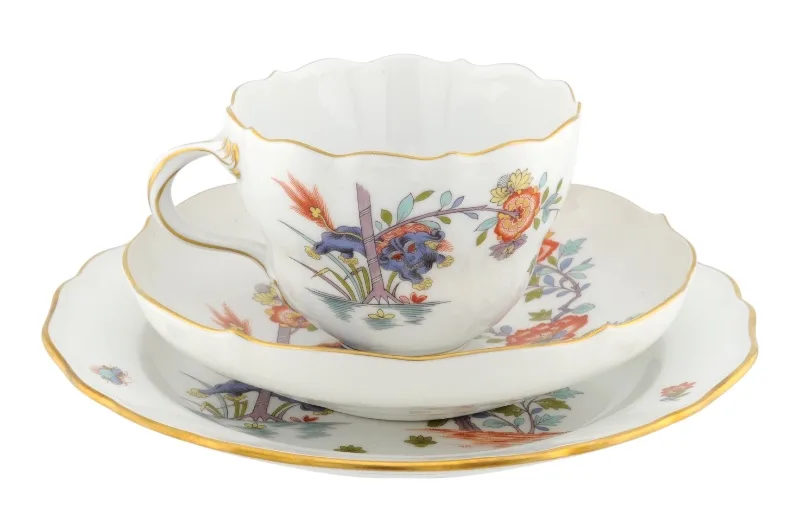 Dreiteiliges Meissen Porzellan Kaffeegedeck in Kakiemon Motiv 2 Dreiteiliges Meissen Porzellan Kaffeegedeck in Kakiemon Motiv – Bild 2