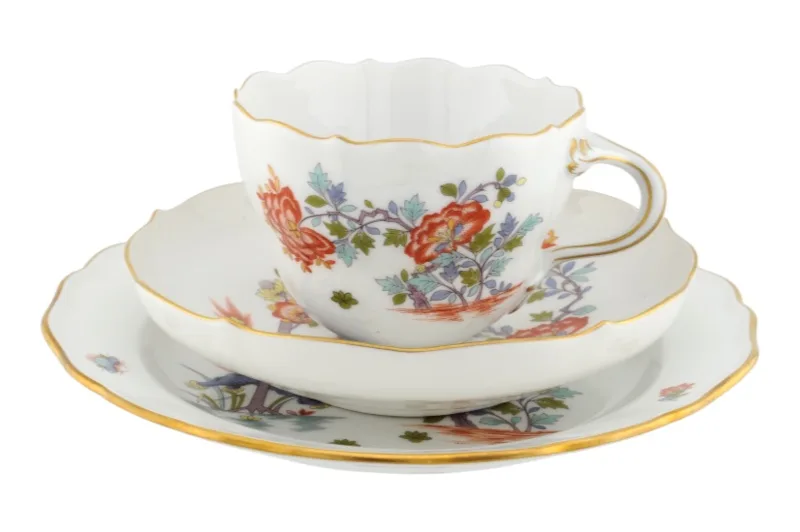 Dreiteiliges Meissen Porzellan Kaffeegedeck in Kakiemon Motiv 3 Dreiteiliges Meissen Porzellan Kaffeegedeck in Kakiemon Motiv – Bild 3