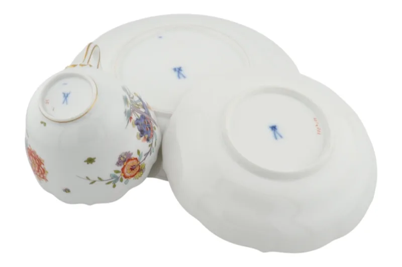 Dreiteiliges Meissen Porzellan Kaffeegedeck in Kakiemon Motiv 14 Dreiteiliges Meissen Porzellan Kaffeegedeck in Kakiemon Motiv – Bild 14