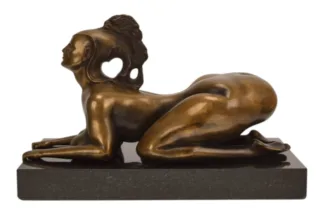 Ernst Fuchs Die Sphinx I Bronzefigur auf Marmorsockel