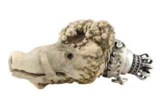 Geschnitzter Keilerkopf Trachtenanhänger Charivari aus Hirschhorn mit Silberkrone