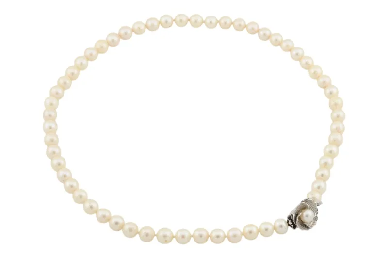 Elegante Perlenkette mit 18 Karat Weißgoldschließe in Blütenform 3 Elegante Perlenkette mit 18 Karat Weißgoldschließe in Blütenform – Bild 3