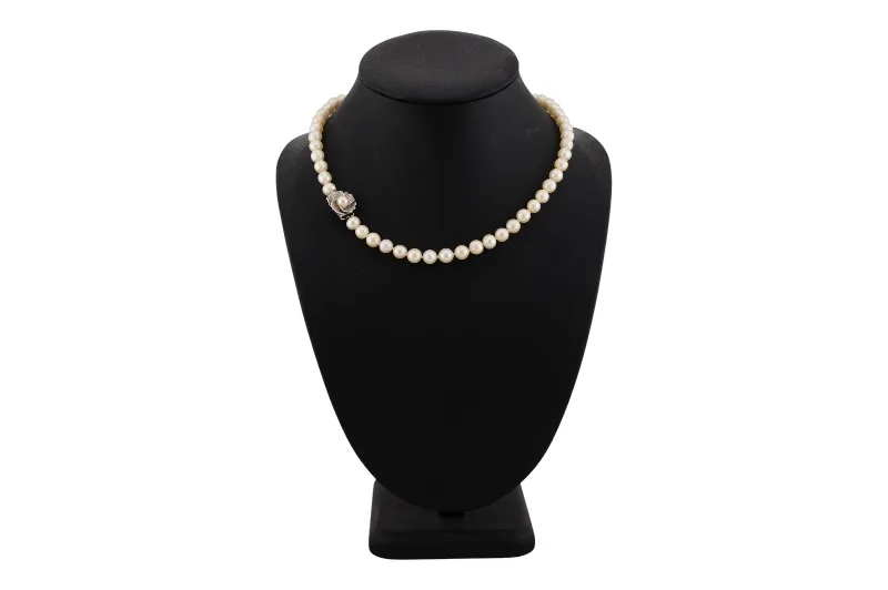 Elegante Perlenkette mit 18 Karat Weißgoldschließe in Blütenform 2 Elegante Perlenkette mit 18 Karat Weißgoldschließe in Blütenform – Bild 2