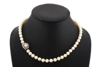 Elegante Perlenkette mit 18 Karat Weißgoldschließe in Blütenform