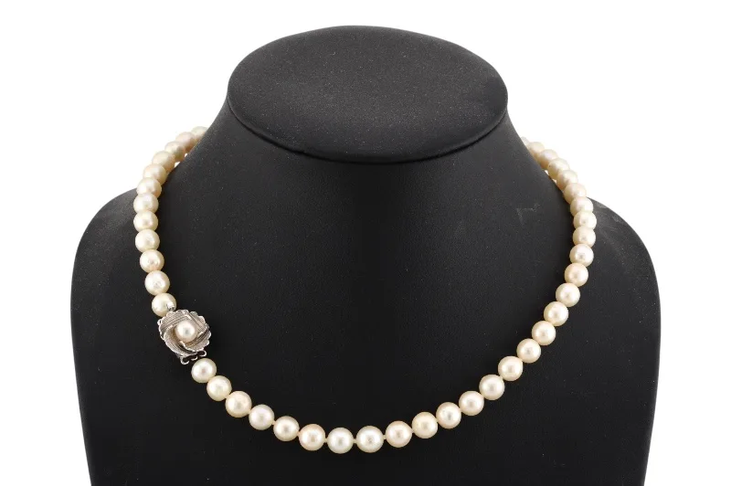 Elegante Perlenkette mit 18 Karat Weißgoldschließe in Blütenform 1 Elegante Perlenkette mit 18 Karat Weißgoldschließe in Blütenform