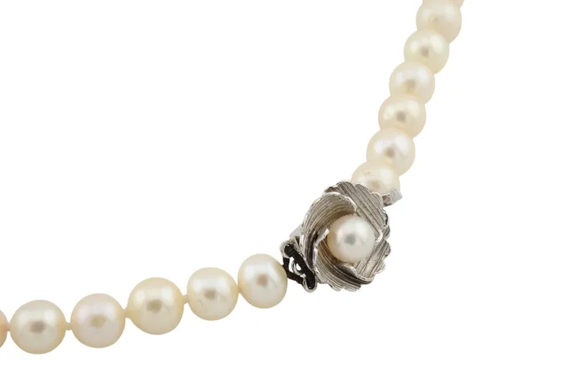 Elegante Perlenkette mit 18 Karat Weißgoldschließe in Blütenform 4 Elegante Perlenkette mit 18 Karat Weißgoldschließe in Blütenform – Bild 4