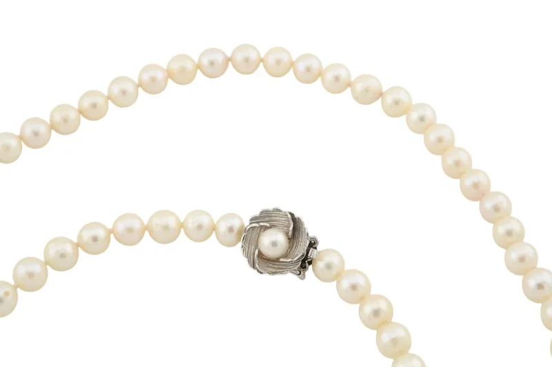 Elegante Perlenkette mit 18 Karat Weißgoldschließe in Blütenform 6 Elegante Perlenkette mit 18 Karat Weißgoldschließe in Blütenform – Bild 6