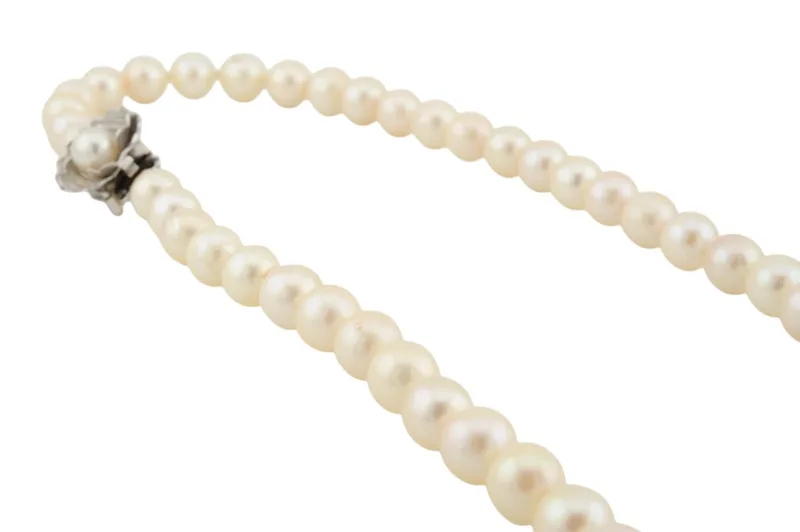 Elegante Perlenkette mit 18 Karat Weißgoldschließe in Blütenform 9 Elegante Perlenkette mit 18 Karat Weißgoldschließe in Blütenform – Bild 9